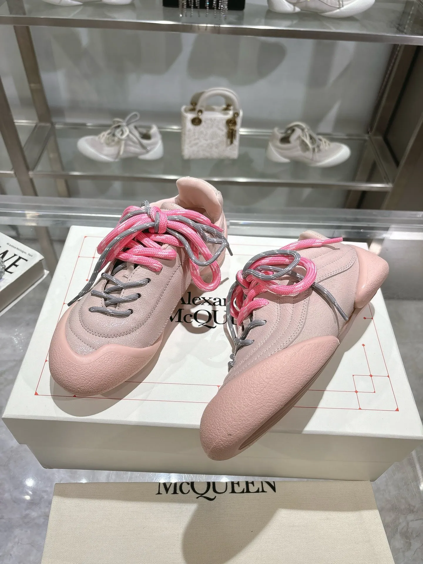 p580💰Couple model 𝐀𝐥𝐞𝐱𝐚𝐧𝐝𝐞𝐫 𝐌𝐜𝐐𝐮𝐞𝐞𝐧#/Alexander McQueen’s latest Flexion series, retro, casual, sneakers, original purchase, development, production, this Flexion Off Low-top sneakers in white grained leather with varying sized laces and an anatomically inspired lightweight segmented sole. The reverse skull pattern is embossed on the heel. Fabric: Original customized imported first-layer cowhide. Lining: Customized imported breathable mesh lining. Sole: Original open-molded non-slip TPU material. Bottom thickness: 2CM. Size: #Female size 35-40 (40 customized, non-refundable) #Men’s code 39-45 (45 customized, non-refundable)